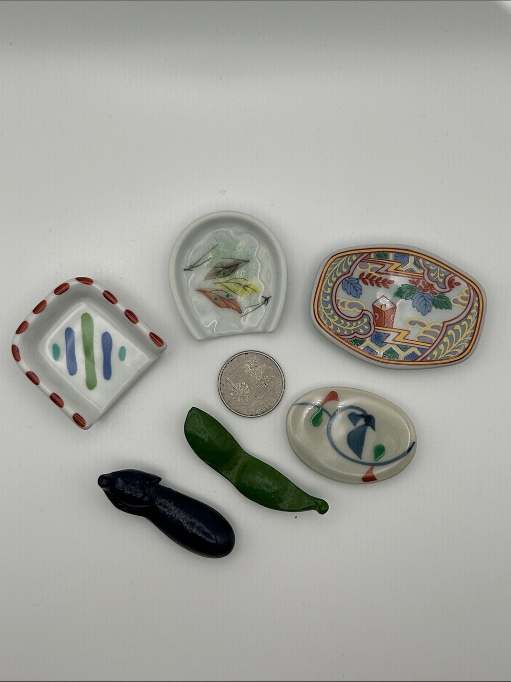 Chopstick rests. 4 ceramic 2 painted metal